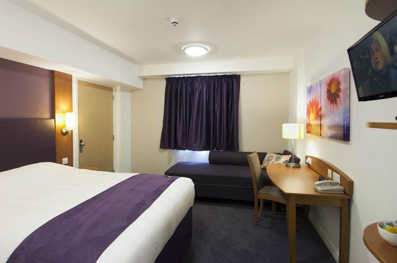 Premier Inn Фроум Экстерьер фото